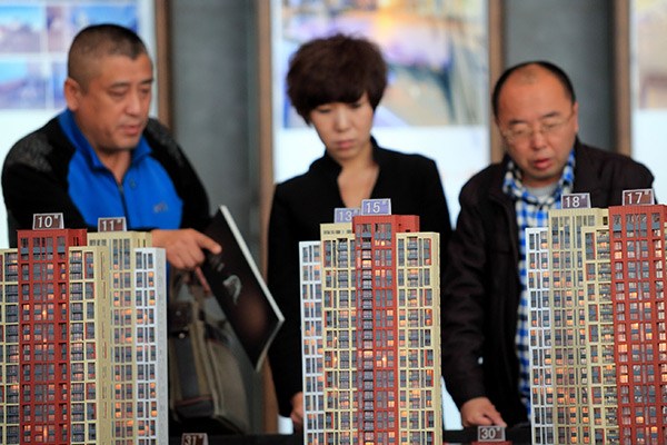 Potential homebuyers visit a housing project developed by China Vanke Co in Jilin, a city in northeastern Jilin province. (Photo/Xinhua) Potential homebuyers visit a housing project developed by China Vanke Co in Jilin, a city in northeastern Jilin province. (Photo/Xinhua)