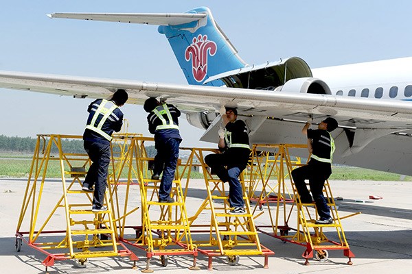 Technicians take part in a plane repair contest at the China Southern Airlines' maintenance and engineering base in Shenyang, Liaoning province. (Photo/Xinhua) Technicians take part in a plane repair contest at the China Southern Airlines' maintenance and engineering base in Shenyang, Liaoning province. (Photo/Xinhua)
