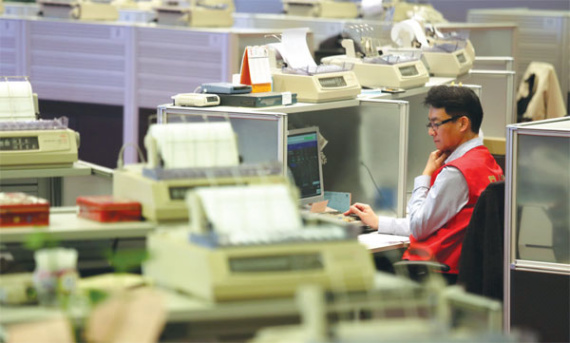 A trader in the Hong Kong Stock Exchange. (Photo: China Daily/Parker Zheng) A trader in the Hong Kong Stock Exchange. (Photo: China Daily/Parker Zheng)