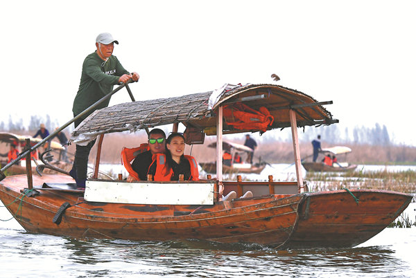Tourists visit Baiyangdian, the largest freshwater wetland in northern China, in Hebei province's Anxin county. Soaring tourism has been just one sign of huge interest in the locality after it was announced it will be part of Xiongan New Area. ZHAI YUJIA / CHINA NEWS SERVICE Tourists visit Baiyangdian, the largest freshwater wetland in northern China, in Hebei province's Anxin county. Soaring tourism has been just one sign of huge interest in the locality after it was announced it will be part of Xiongan New Area. ZHAI YUJIA / CHINA NEWS SERVICE