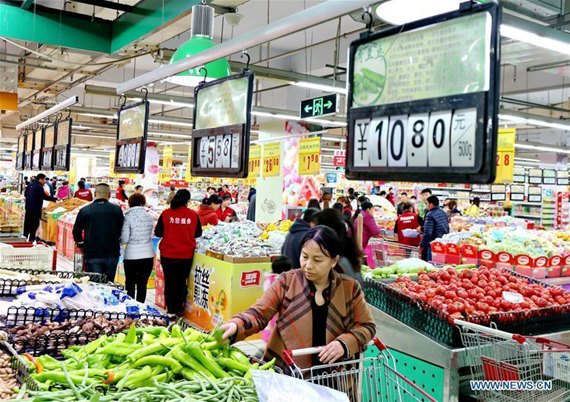 Consumers select goods at a supermarket in Hengshui City, north China's Hebei Province, April 8, 2017. China's consumer price index (CPI), a main gauge of inflation, grew 0.9 percent year on year in March, the National Bureau of Statistics announced on April 12. (Xinhua/Mou Yu) Consumers select goods at a supermarket in Hengshui City, north China's Hebei Province, April 8, 2017. China's consumer price index (CPI), a main gauge of inflation, grew 0.9 percent year on year in March, the National Bureau of Statistics announced on April 12. (Xinhua/Mou Yu)