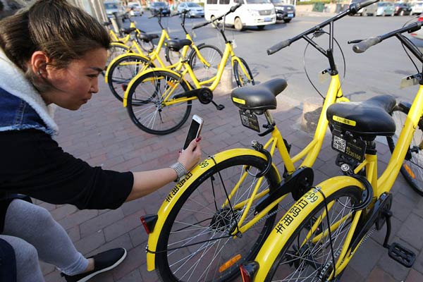 A rider in Qingdao, Shandong province, scans bar code for riding an ofo bike. (Photo by Huang Jiexian/For China Daily) A rider in Qingdao, Shandong province, scans bar code for riding an ofo bike. (Photo by Huang Jiexian/For China Daily)