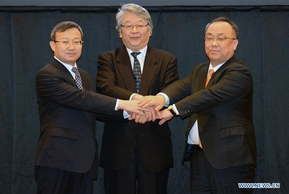Wang Shouwen (L), Chinese vice minister of commerce, Keiichi Katakami (C), Japan's deputy minister for foreign affairs, Lee Sang-jin, assistant minister of Republic of Korea Ministry of Trade, shake hands during the 12th round of talks on a trilateral free trade agreement in Tokyo, Japan, April 13, 2017. (Xinhua/Ma Ping)