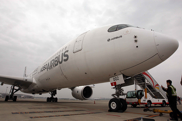 An Airbus A350 plane prepares for takeoff at the Shuangliu International Airport in Chengdu, Sichuan province. (XIE MINGGANG/FOR CHINA DAILY) An Airbus A350 plane prepares for takeoff at the Shuangliu International Airport in Chengdu, Sichuan province. (XIE MINGGANG/FOR CHINA DAILY)