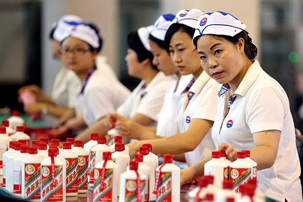 Workers pack bottles of liquor at the Kweichow Moutai Co Ltd plant in Maotai, a town in southwestern China's Guizhou province. (JIANG DONG/CHINA DAILY) Workers pack bottles of liquor at the Kweichow Moutai Co Ltd plant in Maotai, a town in southwestern China's Guizhou province. (JIANG DONG/CHINA DAILY)