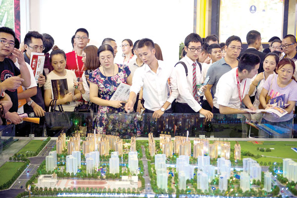 Prospective buyers attend a real estate trade fair in Chengdu, capital of Sichuan province, Oct 3, 2016. (Photo provided to China Daily) Prospective buyers attend a real estate trade fair in Chengdu, capital of Sichuan province, Oct 3, 2016. (Photo provided to China Daily)