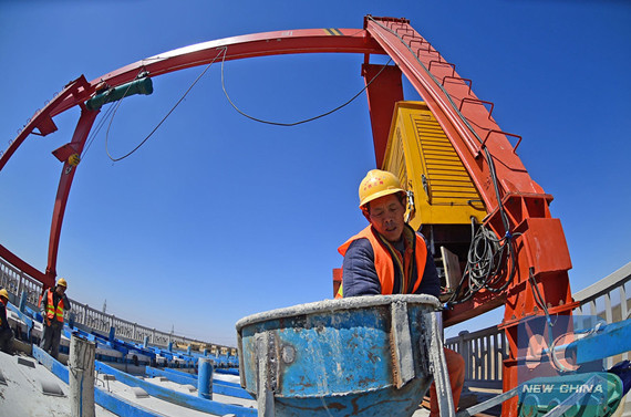 Workers work at the Liaoning section of a high-speed railway in northeast China's Liaoning Province, April 11, 2017.(Xinhua/Yang Qing) Workers work at the Liaoning section of a high-speed railway in northeast China's Liaoning Province, April 11, 2017.(Xinhua/Yang Qing)