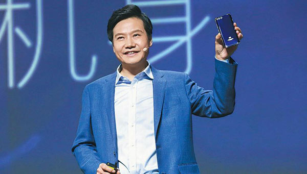 Lei Jun, CEO of Xiaomi, shows the newly released handset Mi 6 on Wednesday in Beijing. (Photo provided to China Daily) Lei Jun, CEO of Xiaomi, shows the newly released handset Mi 6 on Wednesday in Beijing. (Photo provided to China Daily)