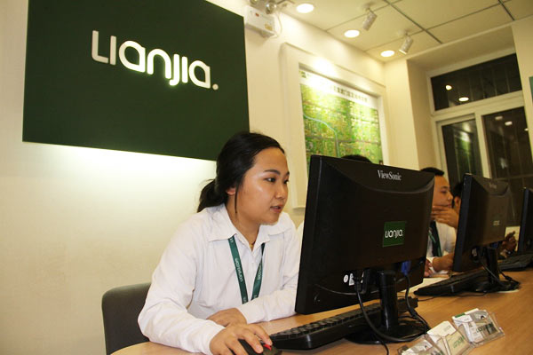 Homelink employees check information at an outlet of the company in Beijing. (Photo provided to China Daily) Homelink employees check information at an outlet of the company in Beijing. (Photo provided to China Daily)