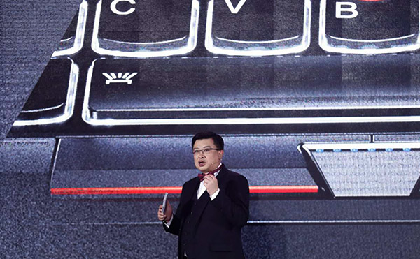 Tong Fuyao, senior vice president at Lenovo, introduces the ThinkPad X1 Carbon 2017 on April 18, 2017 in Beijing.(Photo provided to chinadaily.com.cn) Tong Fuyao, senior vice president at Lenovo, introduces the ThinkPad X1 Carbon 2017 on April 18, 2017 in Beijing.(Photo provided to chinadaily.com.cn)