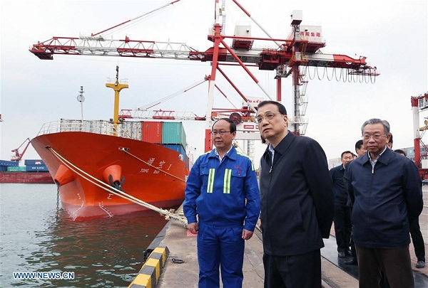 Chinese Premier Li Keqiang (C) inspects Weihai Port in Weihai City, east China's Shandong Province, April 19, 2017. Li visited Shandong from Wednesday to Friday. (Xinhua/Yao Dawei) Chinese Premier Li Keqiang (C) inspects Weihai Port in Weihai City, east China's Shandong Province, April 19, 2017. Li visited Shandong from Wednesday to Friday. (Xinhua/Yao Dawei)