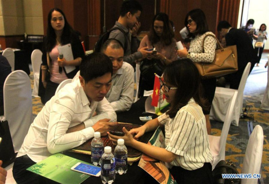 Representatives from companies of Vietnam and Zhejiang Province of China communicate at Zhejiang-Vietnam Purchasing Conference in Vietnam's capital Hanoi on April 25, 2017. (Xinhua/Le Yanna) Representatives from companies of Vietnam and Zhejiang Province of China communicate at Zhejiang-Vietnam Purchasing Conference in Vietnam's capital Hanoi on April 25, 2017. (Xinhua/Le Yanna)