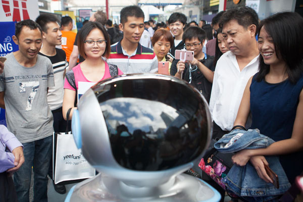 Visitors look at a robot at an innovation summit held in Guangzhou, capital of Guangdong province, which was sponsored by China Science and Merchants Investment Management Group. (Photo by Tan Qingju/China Daily) Visitors look at a robot at an innovation summit held in Guangzhou, capital of Guangdong province, which was sponsored by China Science and Merchants Investment Management Group. (Photo by Tan Qingju/China Daily)