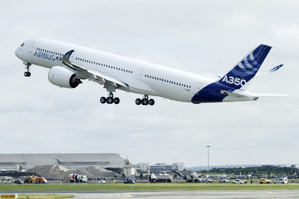 The Airbus A350 takes off for its maiden flight at the Toulouse-Blagnac airport in southwestern France June 14, 2013. (Provided to chinadaily.com.cn) The Airbus A350 takes off for its maiden flight at the Toulouse-Blagnac airport in southwestern France June 14, 2013. (Provided to chinadaily.com.cn)