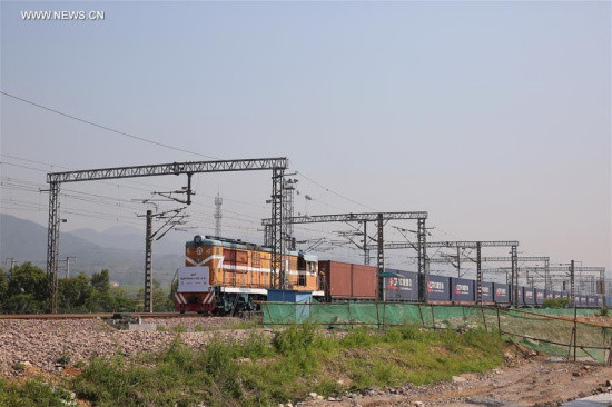 The first London-Yiwu cargo train carrying British products arrives at Yiwu West Station in Yiwu, east China's Zhejiang Province, April 29, 2017. London is the 15th European city on an expanding map of destinations for China's rail cargo. The first Chinese freight train arrived in London in January. (Xinhua/Zhang Cheng) The first London-Yiwu cargo train carrying British products arrives at Yiwu West Station in Yiwu, east China's Zhejiang Province, April 29, 2017. London is the 15th European city on an expanding map of destinations for China's rail cargo. The first Chinese freight train arrived in London in January. (Xinhua/Zhang Cheng)