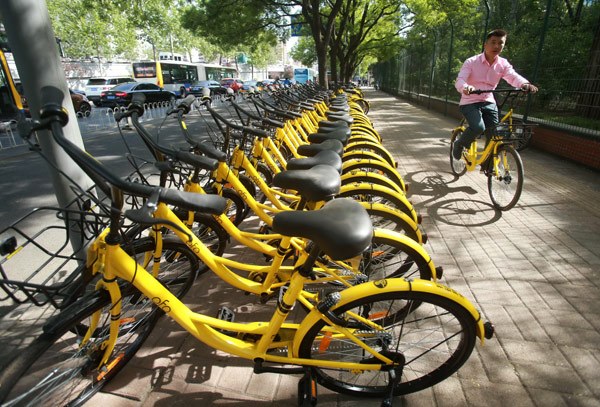 Ofo bikes along Beijing's East Third Ring Road. CHEN XIAOGEN / FOR CHINA DAILY Ofo bikes along Beijing's East Third Ring Road. CHEN XIAOGEN / FOR CHINA DAILY