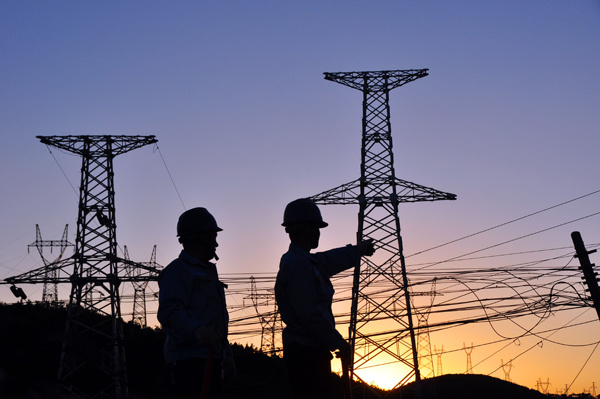 Employees of a power supply company in Weining county, Guizhou province, check power transmission facilities. (Photo/Xinhua) Employees of a power supply company in Weining county, Guizhou province, check power transmission facilities. (Photo/Xinhua)