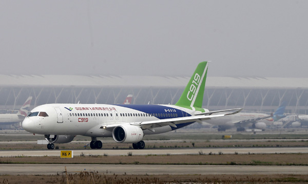 China's first domestically produced passenger plane completes a high-speed taxi test for the first time in Shanghai, April 16, 2017. (Photo/Xinhua) China's first domestically produced passenger plane completes a high-speed taxi test for the first time in Shanghai, April 16, 2017. (Photo/Xinhua)