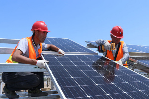 Workers install solar power panels at a photovoltaic generator site in Linqun county in Anhui province. (Photo: China Daily/Zhu Lixin)