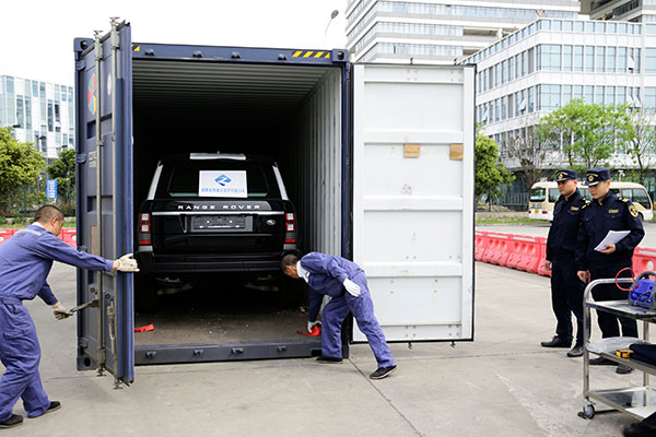 Workers unload a car at Chengdu inland port that was shipped from Nuremberg in Germany using a China Railway Express freight service. Chen Jian / For China Daily Workers unload a car at Chengdu inland port that was shipped from Nuremberg in Germany using a China Railway Express freight service. Chen Jian / For China Daily