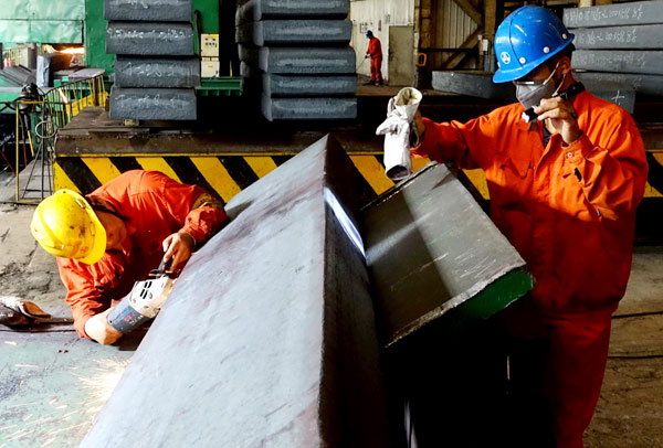 Workers examine the billet at a steel mill in Dalian, Liaoning province. LIU DEBIN / FOR CHINA DAILY Workers examine the billet at a steel mill in Dalian, Liaoning province. LIU DEBIN / FOR CHINA DAILY
