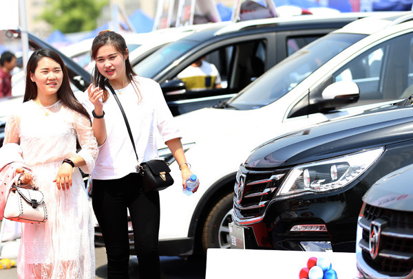 Customers at an auto exhibition in Beijing. ZOU HONG / CHINA DAILY Customers at an auto exhibition in Beijing. ZOU HONG / CHINA DAILY