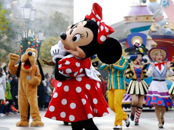 Mickey Mouse and other Disney characters entertain visitors at Shanghai Disney Resort. (YIN LIQIN / FOR CHINA DAILY) Mickey Mouse and other Disney characters entertain visitors at Shanghai Disney Resort. (YIN LIQIN / FOR CHINA DAILY)