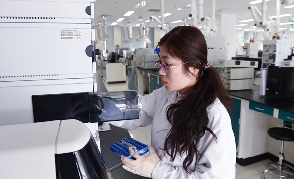 A technician tests a dairy product of Yili Industrial Group Co at the company's innovation lab in Hohhot, capital of the Inner Mongolia automous region. XINHUA A technician tests a dairy product of Yili Industrial Group Co at the company's innovation lab in Hohhot, capital of the Inner Mongolia automous region. XINHUA