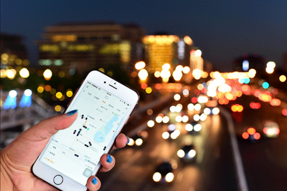A Chinese mobile phone user uses the taxi-hailing app Didi Chuxing on her smartphone. (Photo/Xinhua) A Chinese mobile phone user uses the taxi-hailing app Didi Chuxing on her smartphone. (Photo/Xinhua)