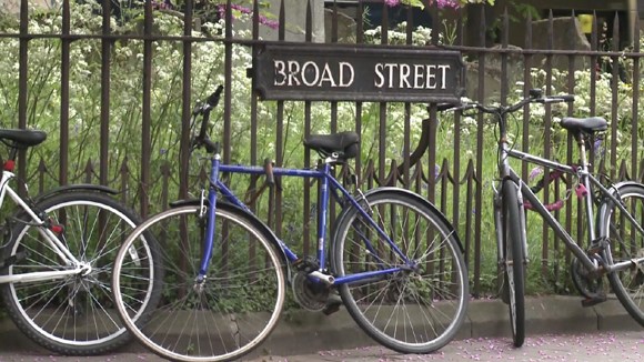 Bikes locked along a street in Oxford. (Photo/CGTN) Bikes locked along a street in Oxford. (Photo/CGTN)