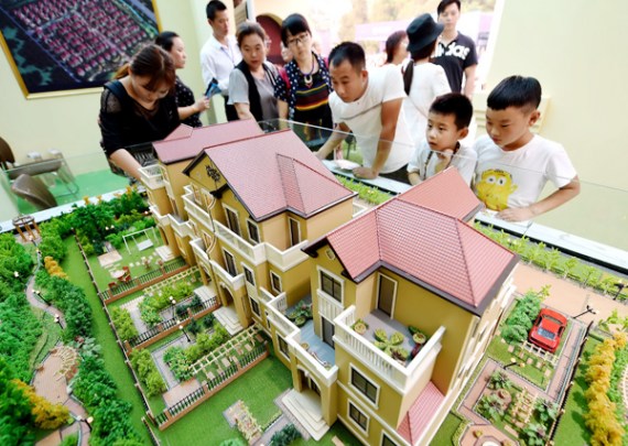Visitors check out a property project at a housing fair in Luoyang, Henan province. (PROVIDED TO CHINA DAILY) Visitors check out a property project at a housing fair in Luoyang, Henan province. (PROVIDED TO CHINA DAILY)