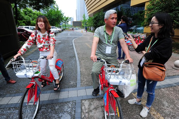 Riders test newly designed rental bicycles that use electrical power to supplement human pedaling, in Hangzhou, Zhejiang province, on Tuesday. Su Bin / For China Daily Riders test newly designed rental bicycles that use electrical power to supplement human pedaling, in Hangzhou, Zhejiang province, on Tuesday. Su Bin / For China Daily