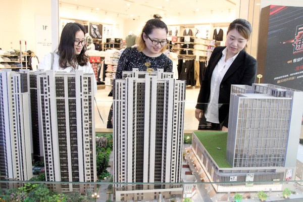 A representative of a real estate developer in Suzhou promotes an upcoming project to prospective buyers at a shopping mall, where a model of the property was kept on display at an industry event. WANG JIANKANG / FOR CHINA DAILY A representative of a real estate developer in Suzhou promotes an upcoming project to prospective buyers at a shopping mall, where a model of the property was kept on display at an industry event. WANG JIANKANG / FOR CHINA DAILY
