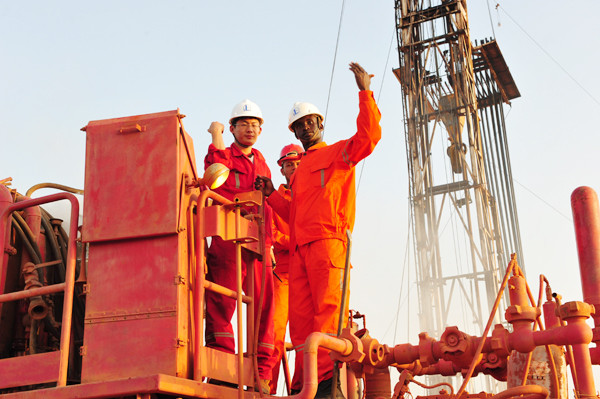African and Chinese engineers at work at Sinopec's drilling site in Sudan. TONG JIANG / FOR CHINA DAILY African and Chinese engineers at work at Sinopec's drilling site in Sudan. TONG JIANG / FOR CHINA DAILY