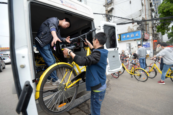 Employees of a bike-sharing company clear bicycles that users improperly parked on a street near Optics Valley Square in Wuhan, Hubei province, in April.(Photo/Xinhua) Employees of a bike-sharing company clear bicycles that users improperly parked on a street near Optics Valley Square in Wuhan, Hubei province, in April.(Photo/Xinhua)