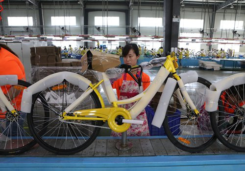 A worker packages a bicycle made for the bike-sharing company Ofo on Friday at Flying Pigeon's factory in North China's Tianjin. (Photo: Chen Qingqing/GT) A worker packages a bicycle made for the bike-sharing company Ofo on Friday at Flying Pigeon's factory in North China's Tianjin. (Photo: Chen Qingqing/GT)