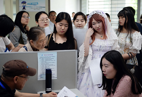 Students, some in costume, attend a career fair in Nanjing, Jiangsu province, earlier this month. CUI XIAO/CHINA DAILY Students, some in costume, attend a career fair in Nanjing, Jiangsu province, earlier this month. CUI XIAO/CHINA DAILY