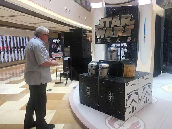 A visitor is attracted by the Star Wars-themed zongzi package at Wu Fang Zhai. (Photo provided to chinadaily.com.cn) A visitor is attracted by the Star Wars-themed zongzi package at Wu Fang Zhai. (Photo provided to chinadaily.com.cn)