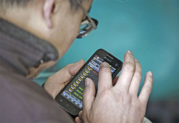 A man checks A-share data on his smartphone. Foreign institutional investors have shown greater interest in China equities after the A-share market dropped 20 percent in 2016. (Photo/Provided to China Daily) A man checks A-share data on his smartphone. Foreign institutional investors have shown greater interest in China equities after the A-share market dropped 20 percent in 2016. (Photo/Provided to China Daily)