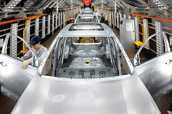 Employees at an assembly line of the Dongfeng Peugeot Citroen Automobile Co Ltd plant in Chengdu, Sichuan province. More European businesses reported rising earnings last year than at any other time since 2010. (Photo/China Daily) Employees at an assembly line of the Dongfeng Peugeot Citroen Automobile Co Ltd plant in Chengdu, Sichuan province. More European businesses reported rising earnings last year than at any other time since 2010. (Photo/China Daily)