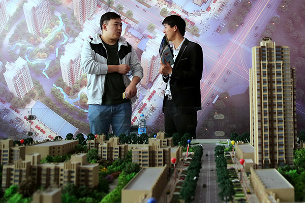 A prospective homebuyer enquires about a new project at a property event in Hebei's Handan. Some listed small and mid-sized real estate companies have been facing difficulties in home sales in third-and fourth-tier cities after stricter norms took effect last month. (Photo provided to China Daily) A prospective homebuyer enquires about a new project at a property event in Hebei's Handan. Some listed small and mid-sized real estate companies have been facing difficulties in home sales in third-and fourth-tier cities after stricter norms took effect last month. (Photo provided to China Daily)