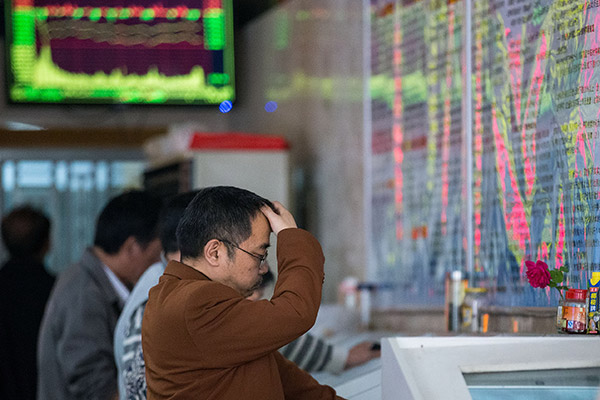 Investors check stock prices at a brokerage in Nanjing, Jiangsu. Passive investing tools like index funds are now popular among Chinese investors. (Photo/China Daily) Investors check stock prices at a brokerage in Nanjing, Jiangsu. Passive investing tools like index funds are now popular among Chinese investors. (Photo/China Daily)