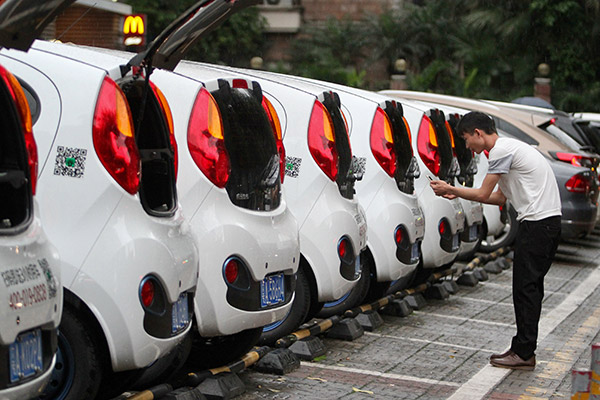 A customer in Guangzhou, Guangdong province, scans the code of Gofun shared cars from Shouqi Group. (Photo/China Daily) A customer in Guangzhou, Guangdong province, scans the code of Gofun shared cars from Shouqi Group. (Photo/China Daily)