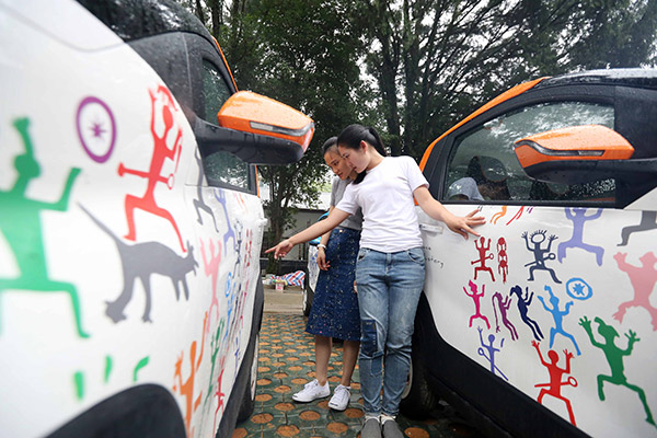 Colorful new energy cars catch residents' eyes in Rong'an county in Liuzhou, Guangxi Zhuang autonomous region. (Photo/China Daily) Colorful new energy cars catch residents' eyes in Rong'an county in Liuzhou, Guangxi Zhuang autonomous region. (Photo/China Daily)