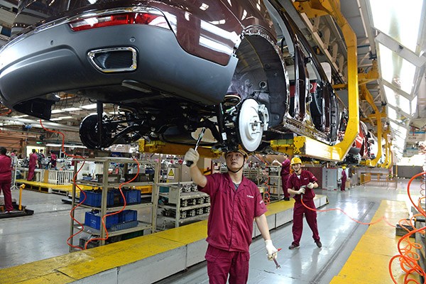 Workers install chassis on a production line of JAC Motors. (Photo/China Daily) Workers install chassis on a production line of JAC Motors. (Photo/China Daily)