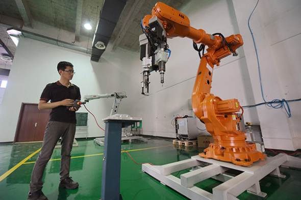 A startup entrepreneur tests a robot at an innovation center in Langfang, Hebei province. (Photo/Xinhua) A startup entrepreneur tests a robot at an innovation center in Langfang, Hebei province. (Photo/Xinhua)