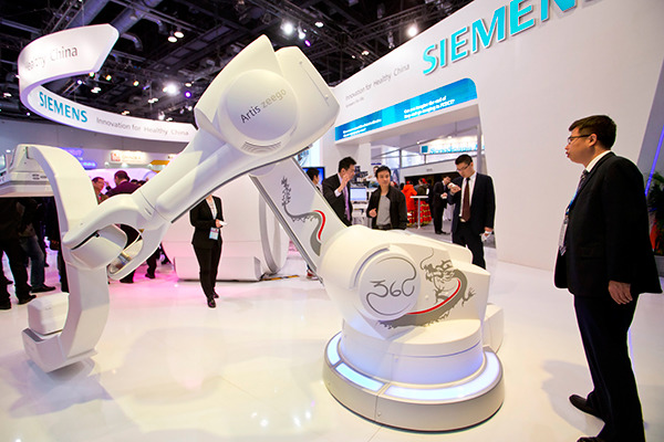 A man examines Siemens' healthcare facilities at an industry expo in Beijing. (Photo/China Daily) A man examines Siemens' healthcare facilities at an industry expo in Beijing. (Photo/China Daily)