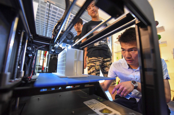 A student prints souvenirs using a 3D printer at an on-campus innovation center in Xinyu, Jiangxi province. (Zhao Chunliang / For China Daily) A student prints souvenirs using a 3D printer at an on-campus innovation center in Xinyu, Jiangxi province. (Zhao Chunliang / For China Daily)