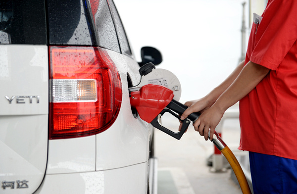 A worker fills up a car with fuel at a gas station in Xi'an city, Shaanxi province, June 9, 2017. (Photo/Xinhua) A worker fills up a car with fuel at a gas station in Xi'an city, Shaanxi province, June 9, 2017. (Photo/Xinhua)