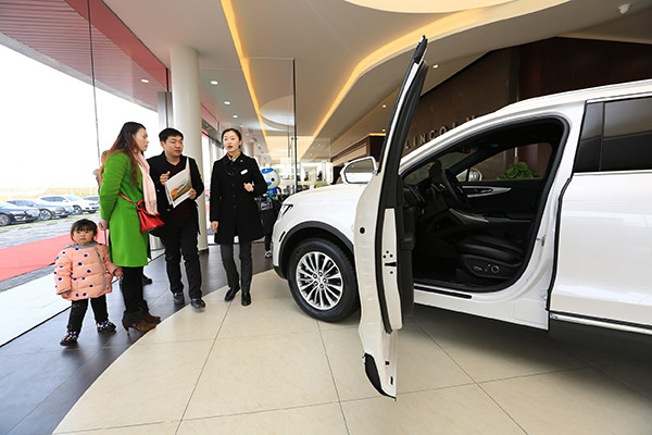 A family in Xiangyang, Hubei province, listen to the car sales personnel's introduction at a dealership in January. (Photo/China Daily) A family in Xiangyang, Hubei province, listen to the car sales personnel's introduction at a dealership in January. (Photo/China Daily)